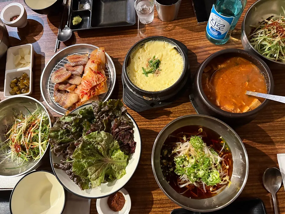 고기와 김치, 계란찜, 찌개가 놓인 한상