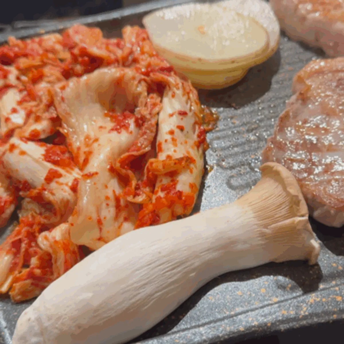 Pork neck grilled with oil-soaked sour kimchi