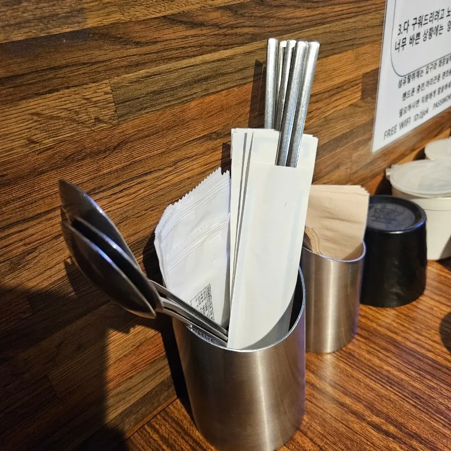 개별 포장된 젓가락과 테이블 세팅