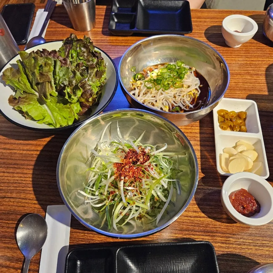 삼겹살과 함께 나온 밑반찬 상차림