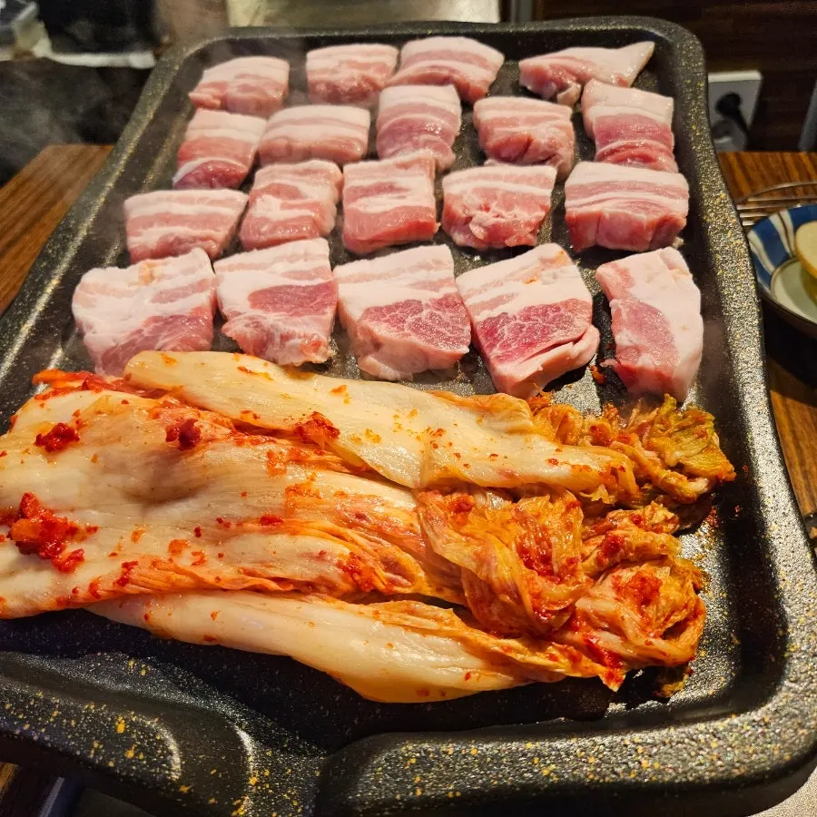 불판에 빽빽하게 올린 삼겹살 3인분