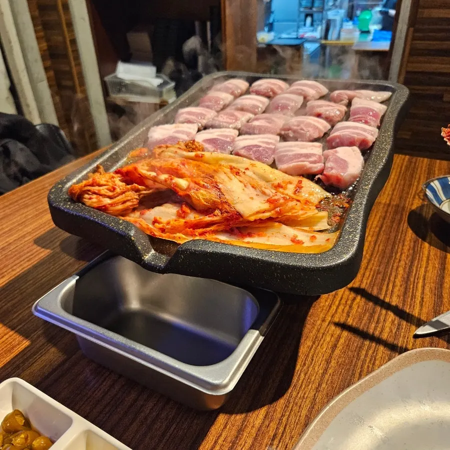 기름 빠지는 통과 구워지는 삼겹살