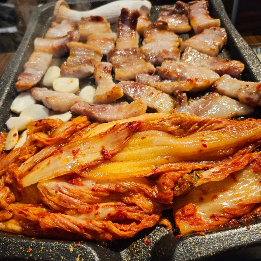 삼겹살 기름에 구워진 김치
