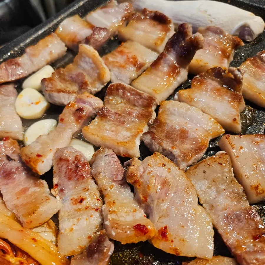 노릇하게 구워진 삼겹살과 구운 김치