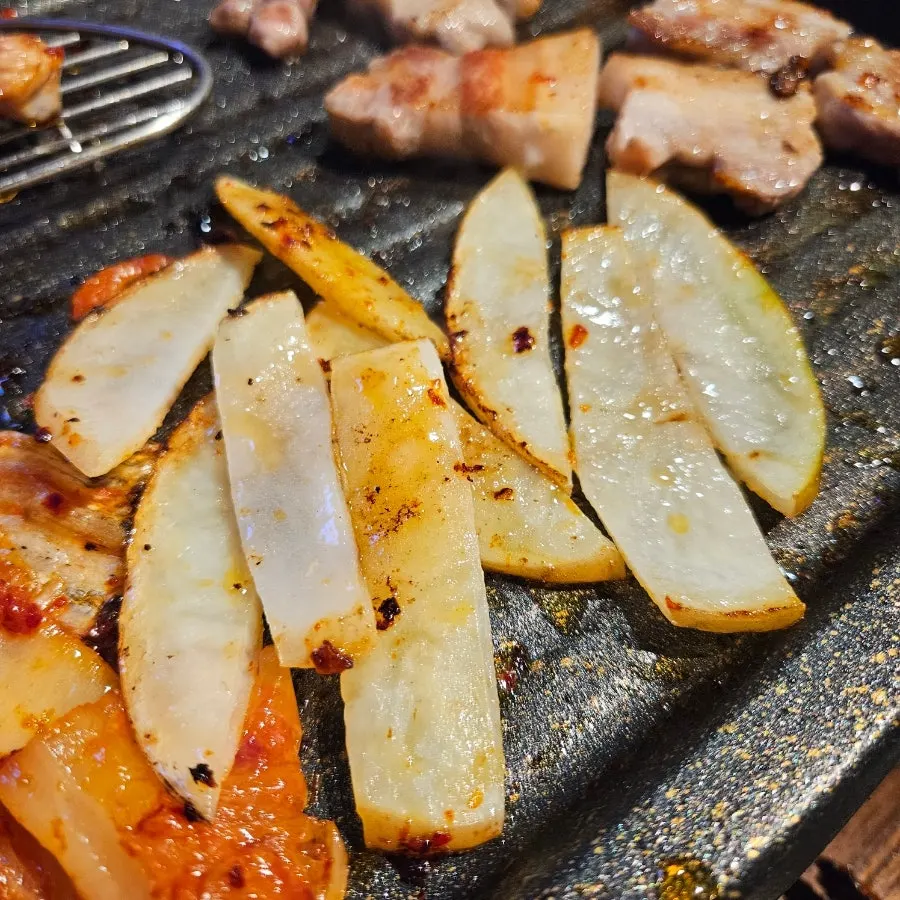 고기와 버섯, 김치를 함께 올린 한 입