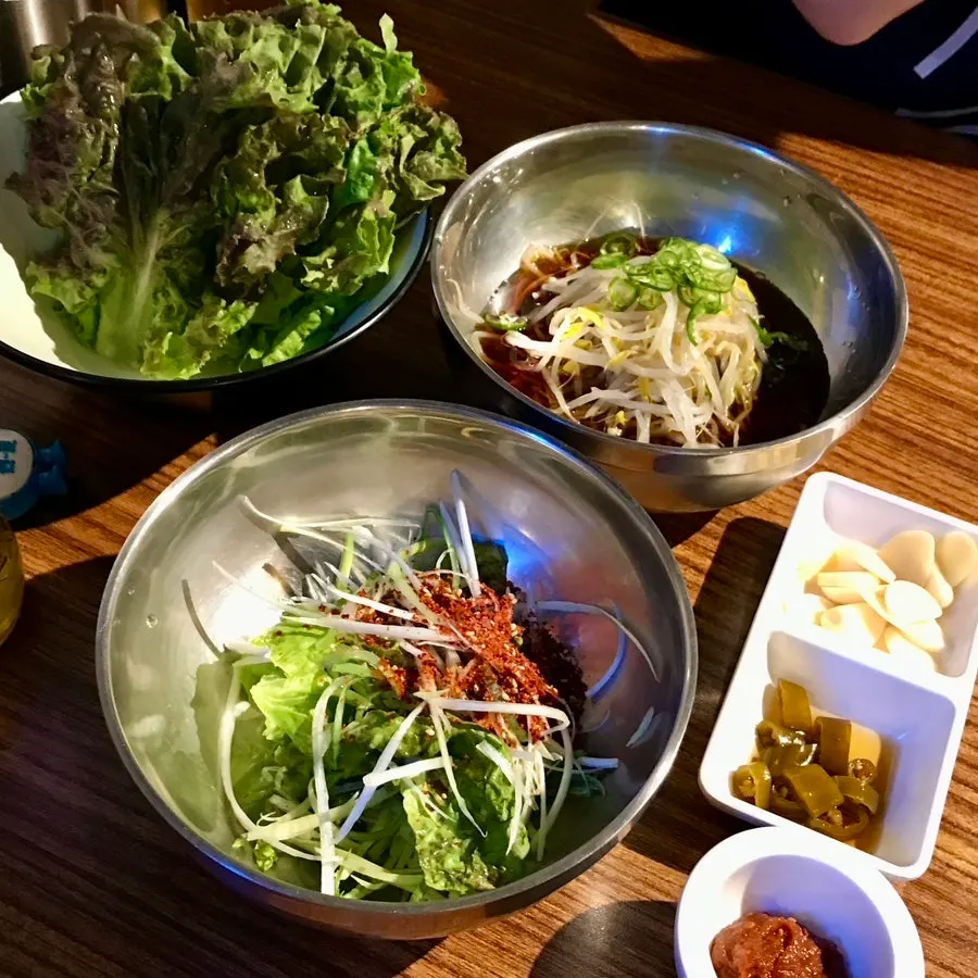 고기 전에 깔린 기본찬 한 상