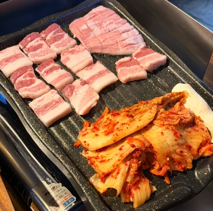 생삼겹살과 두툼한 통항정살 생고기