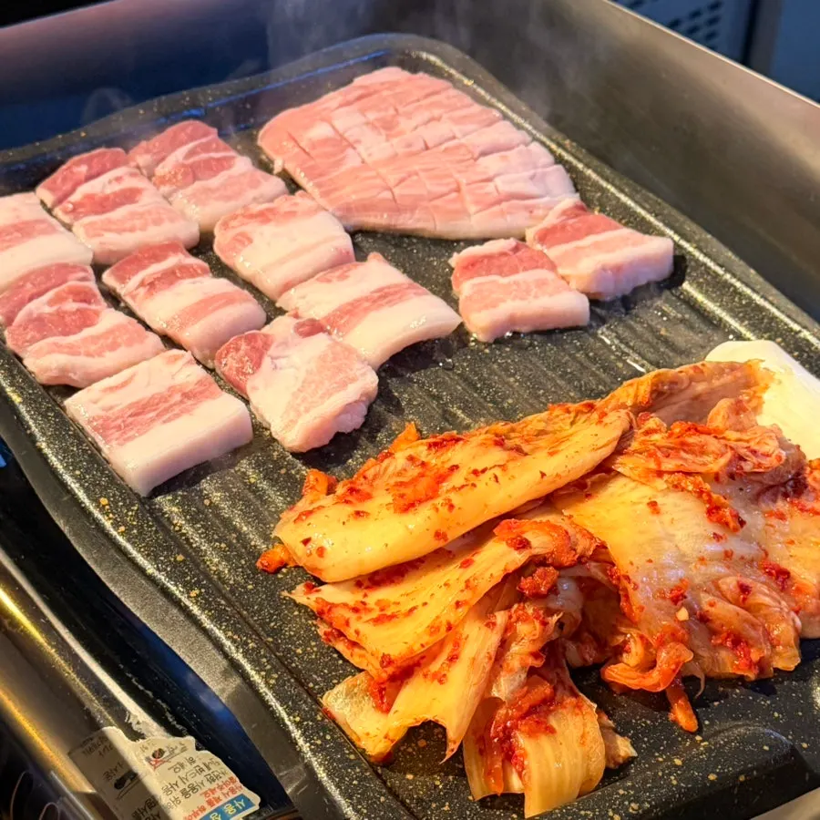 불판에서 삼겹살과 함께 구워지는 김치