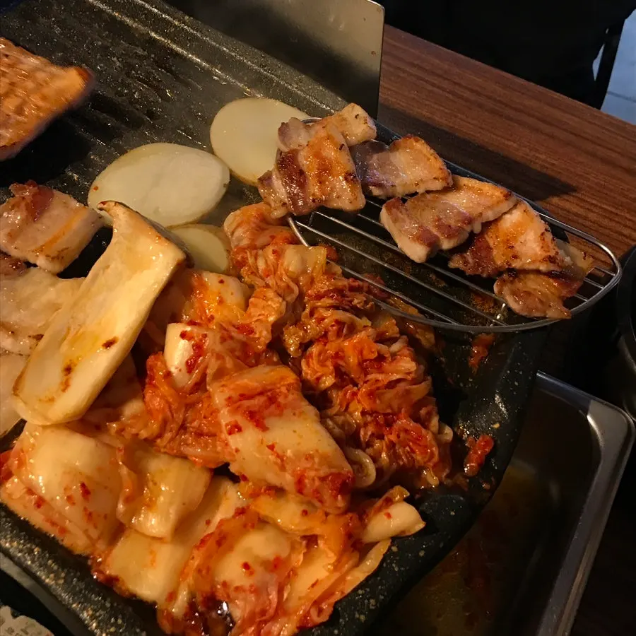 노릇하게 구워진 생삼겹살