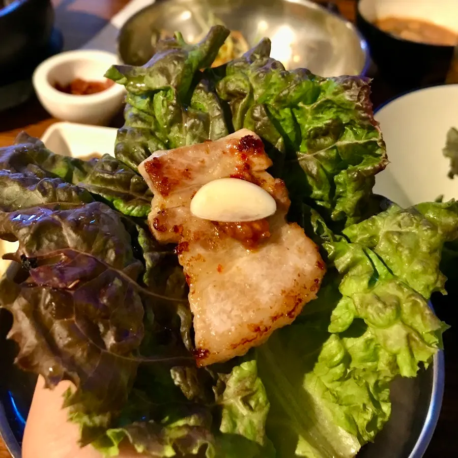 상추쌈에 올린 삼겹살과 마늘