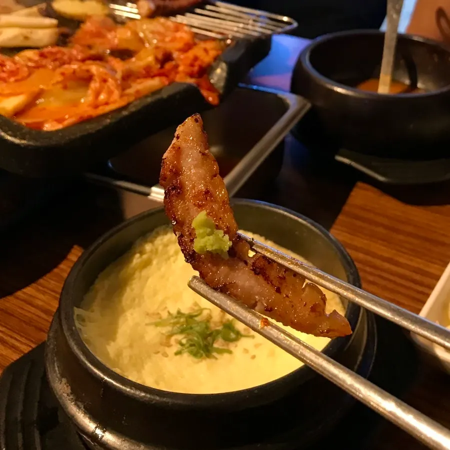 와사비를 올린 항정살 한 점