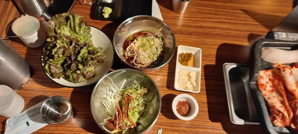 테이블에 준비된 와사비와 고기