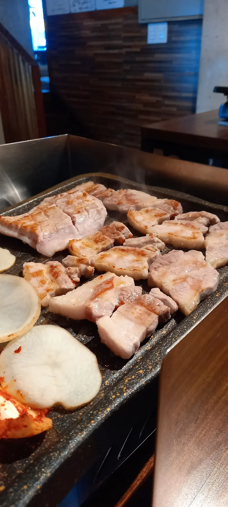 고기에 숙주나물을 올린 한입