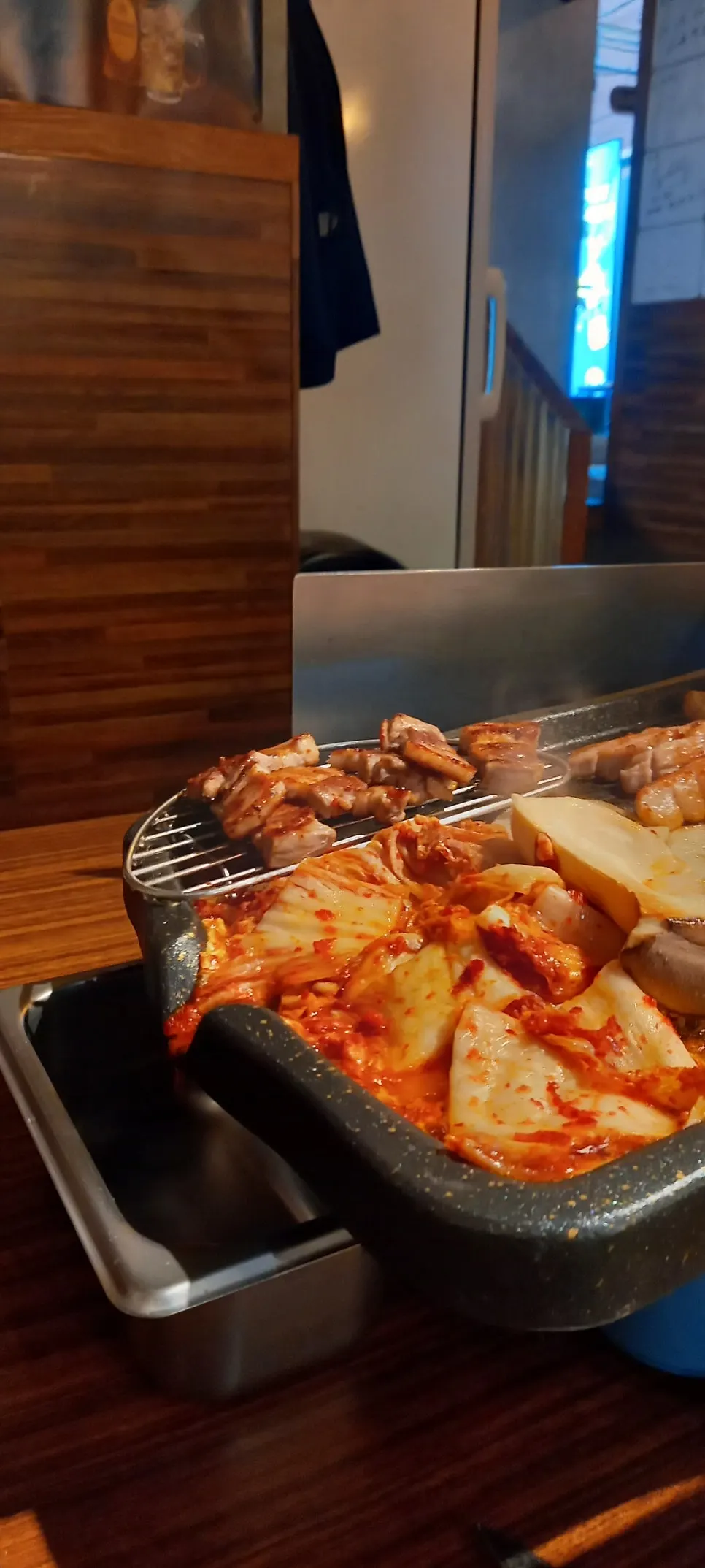 김치와 숙주를 곁들인 삼겹살 한입