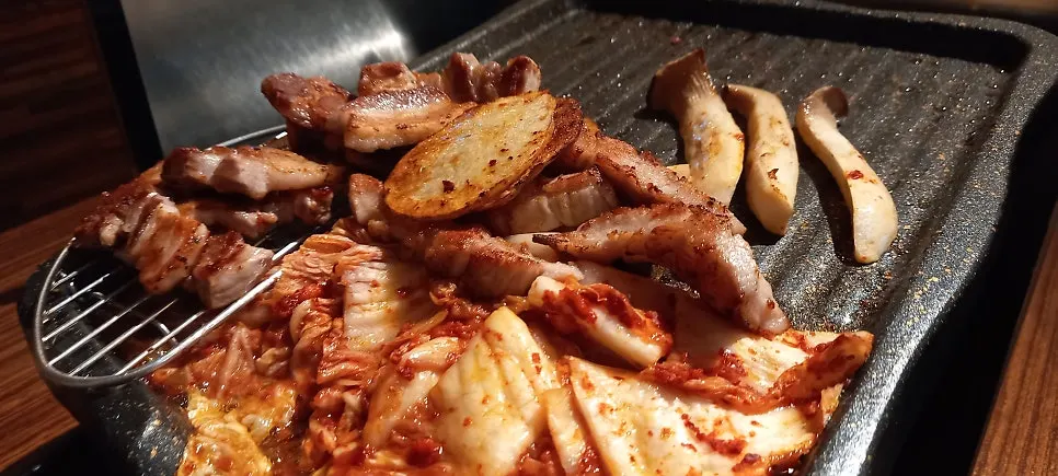노릇하게 구워진 삼겹살과 김치