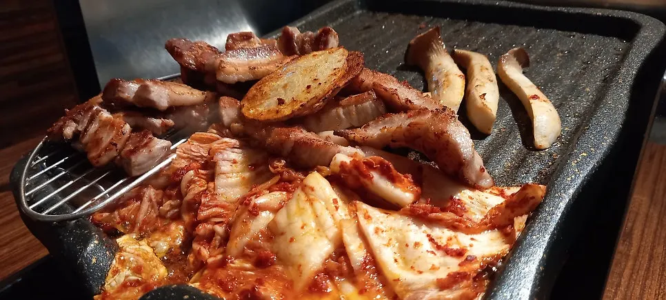 고기와 반찬이 함께 놓인 테이블