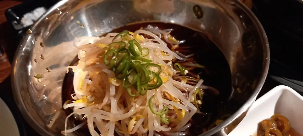 구운 김치와 숙주가 함께 놓인 불판