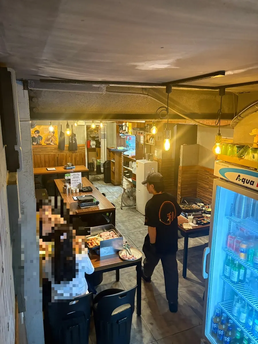 이쪽 김치삼겹살 반층 아래 좌석