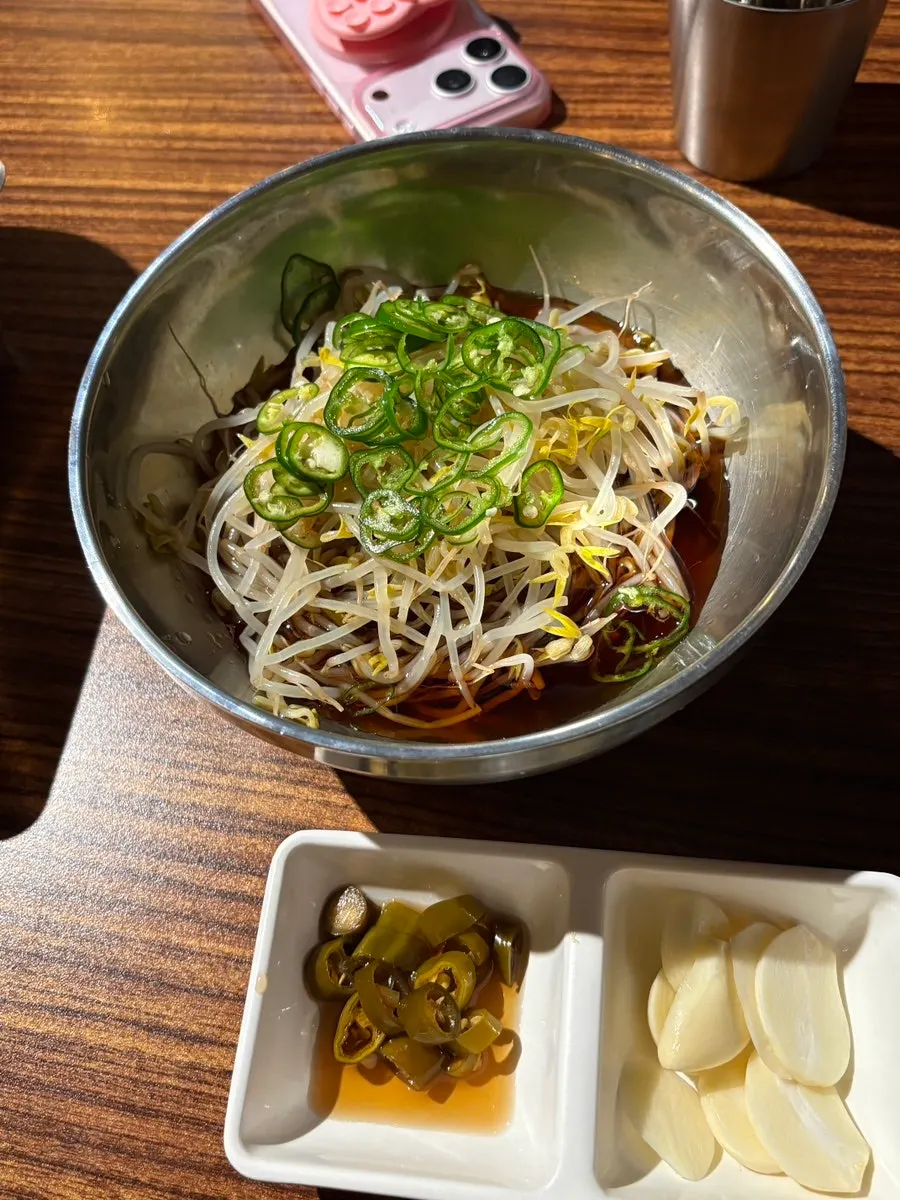 기본반찬과 넉넉한 쌈, 숙주 곁들임