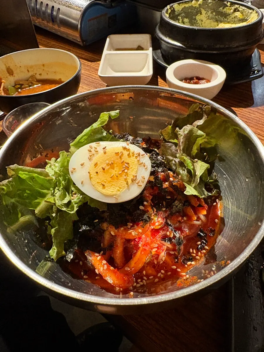 김치와 삼겹살, 숙주를 함께 올린 쌈