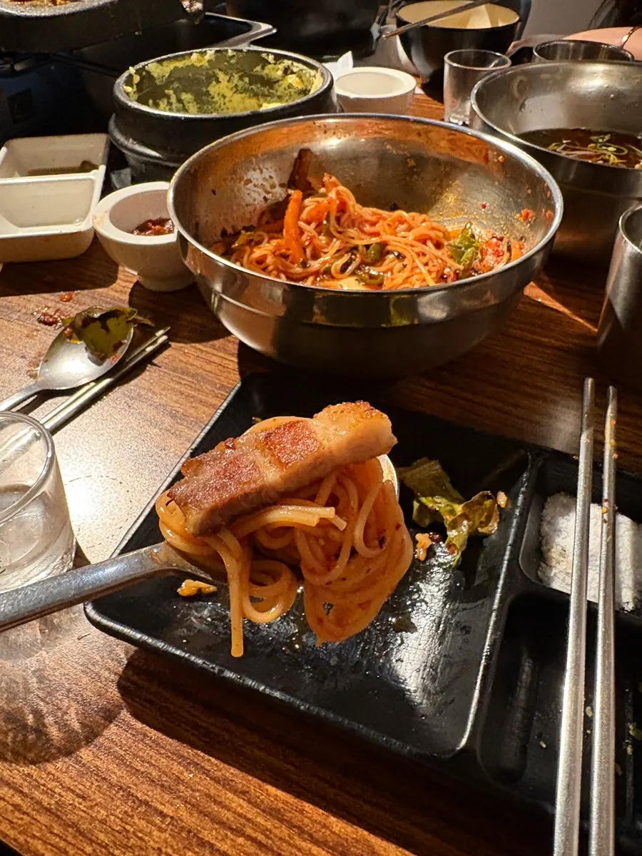 무말랭이 같은 김치가 올라간 비빔국수