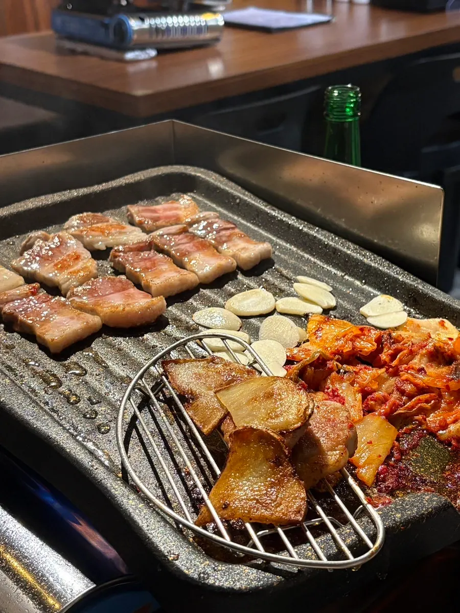 비빔국수에 얹은 삼겹살 한 점