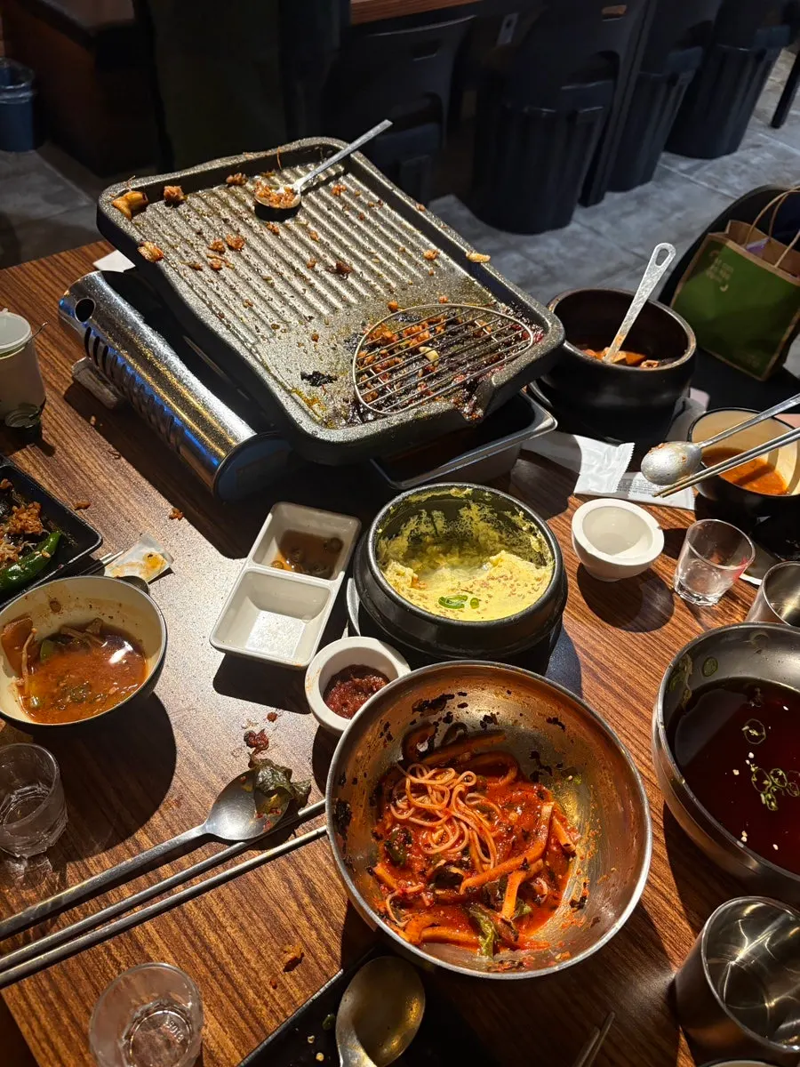 불판에 넓게 깔린 김치 볶음밥 3인분