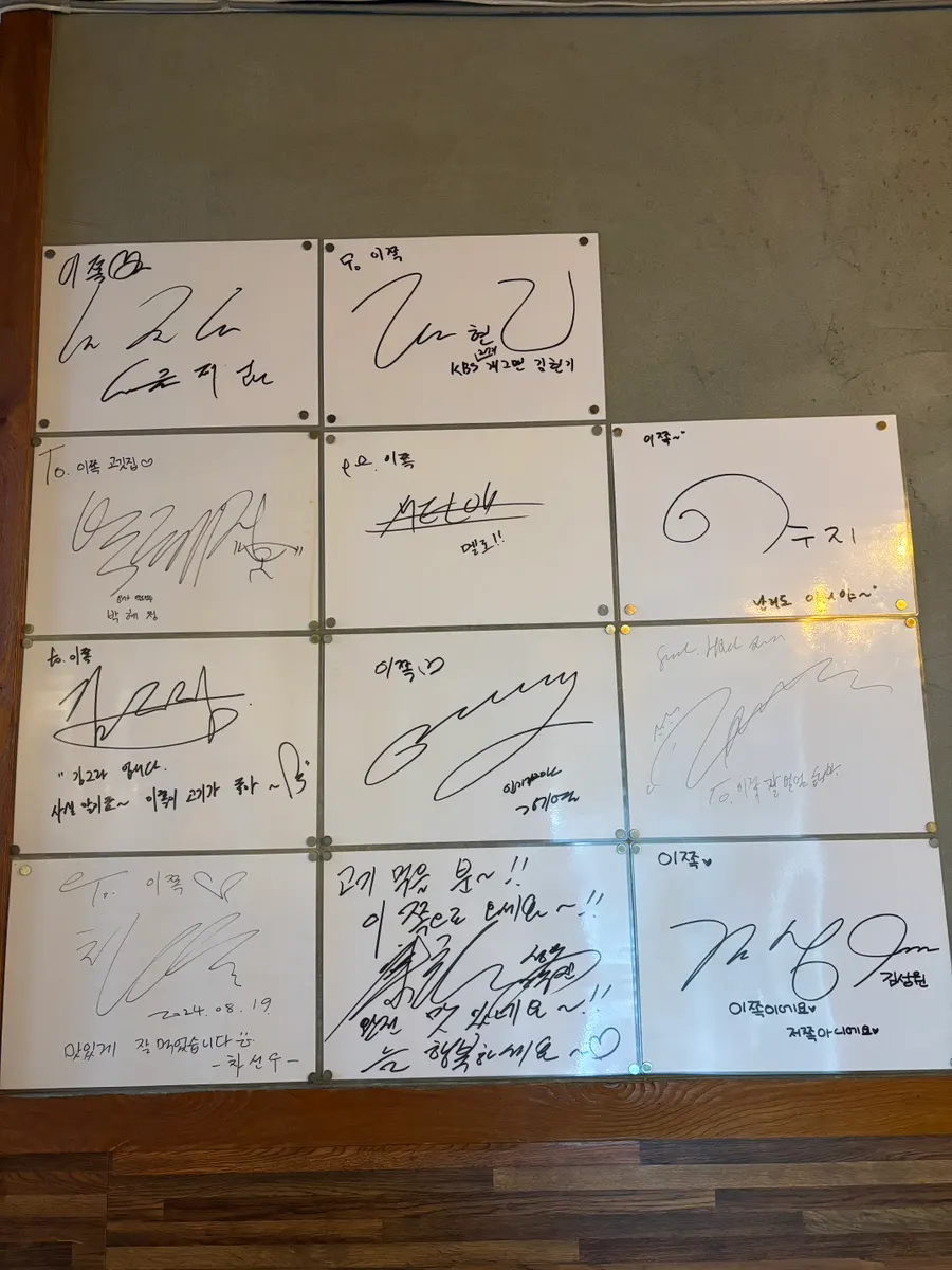 Autographs from visiting celebrities on the restaurant wall
