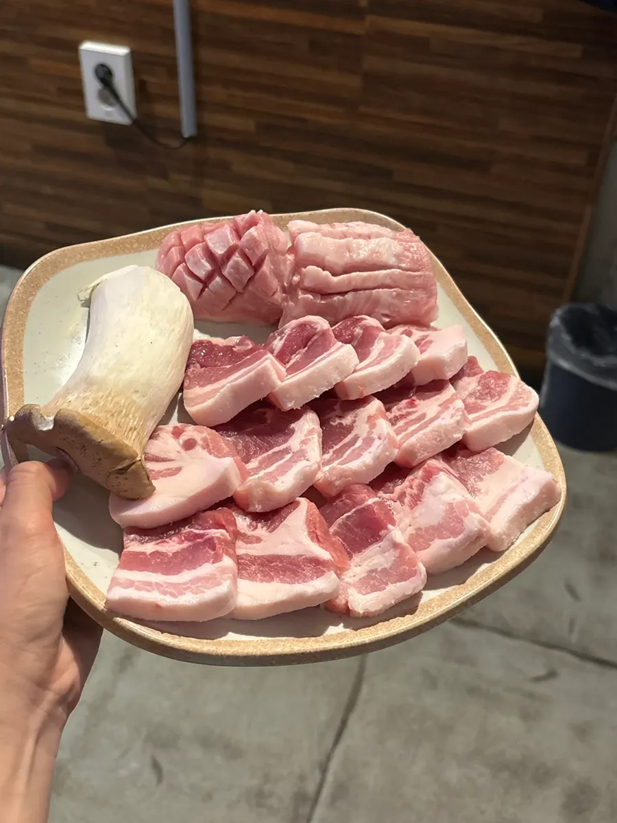 Raw pork belly and whole pork jowl with a balanced fat ratio