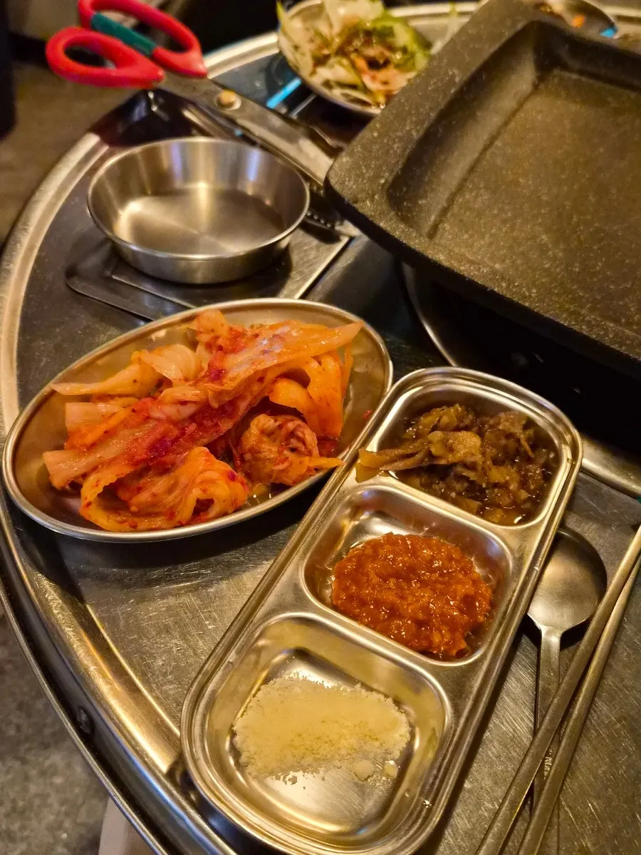 불판 옆에 놓인 와사비 맛 양념장