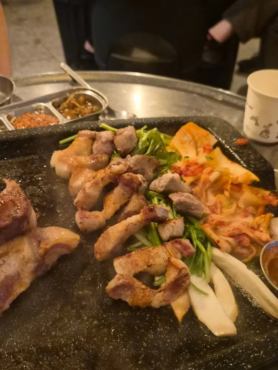 직원이 구워준 불판 위 삼겹살과 목살