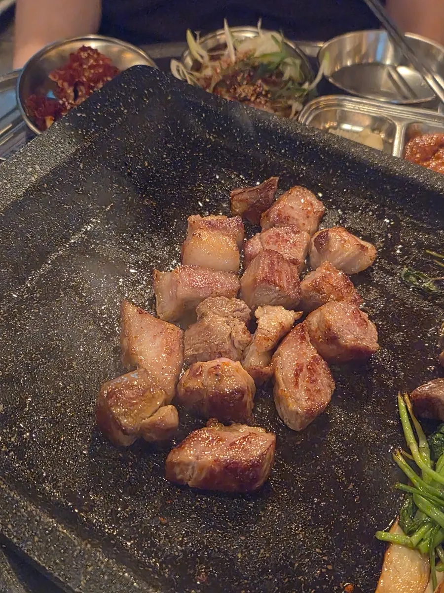 노릇하게 구워진 가브리살 한 점