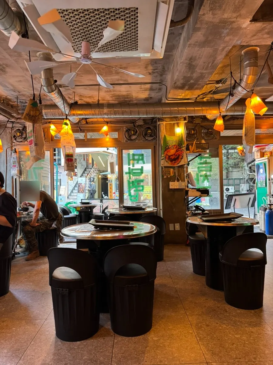 Old-school dining hall at Gim Sukseong Hapjeong Branch