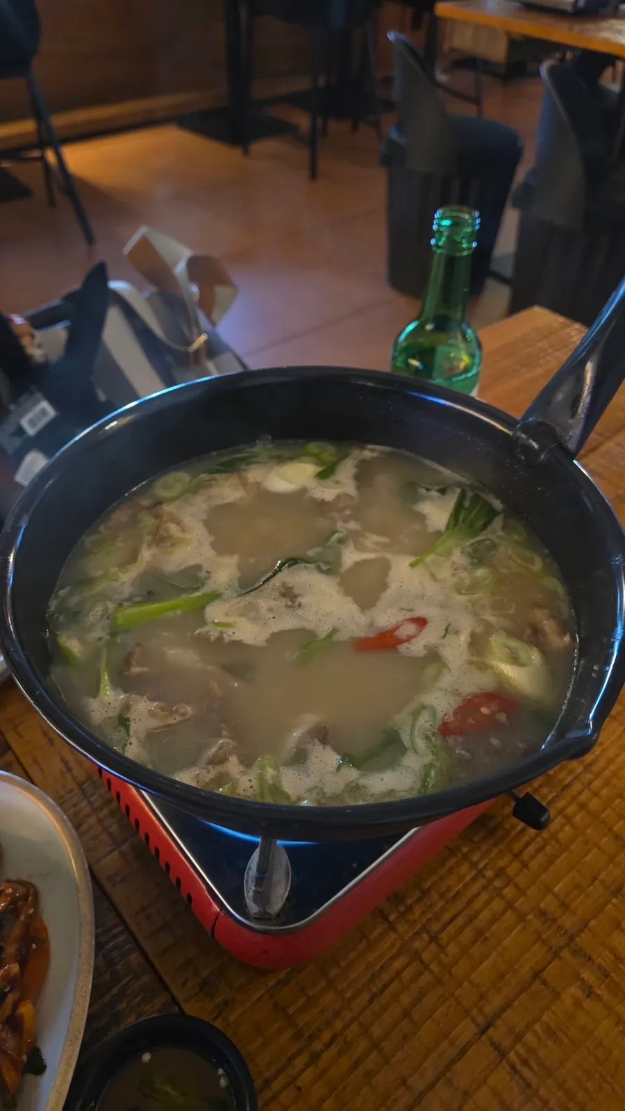 테이블에서 끓고 있는 한우스지탕