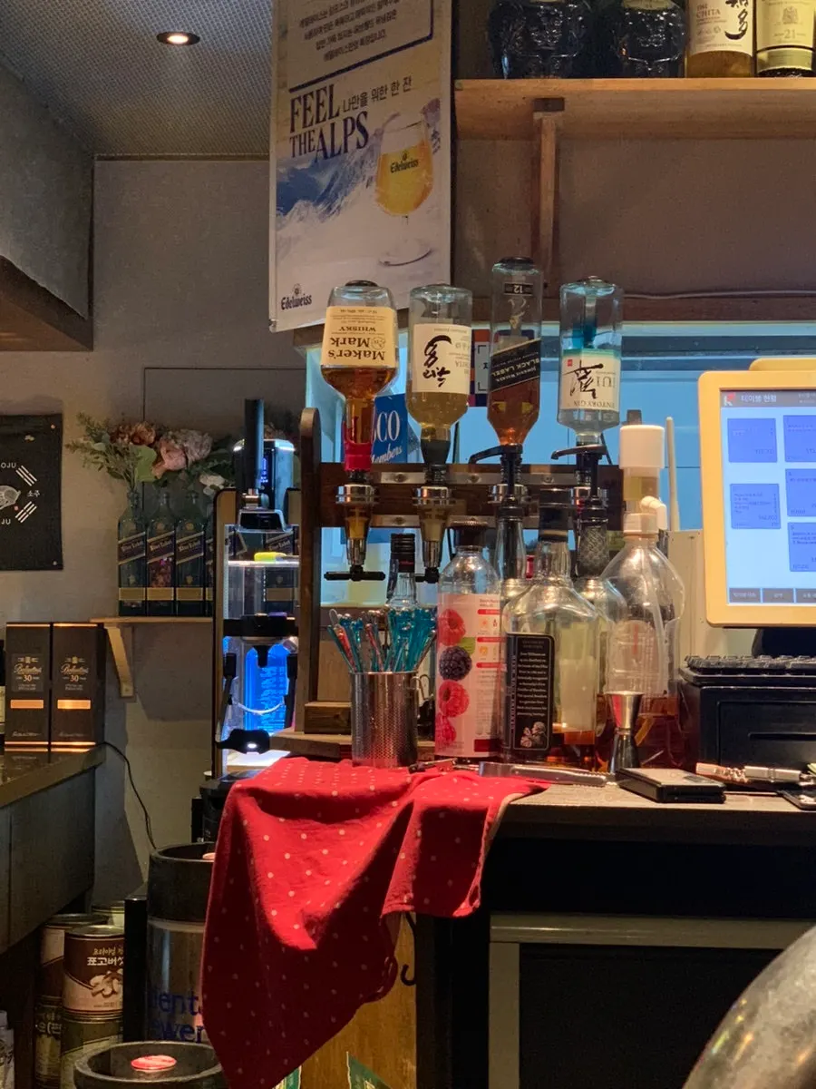 Built-in wall storage space for belongings at the bar seats