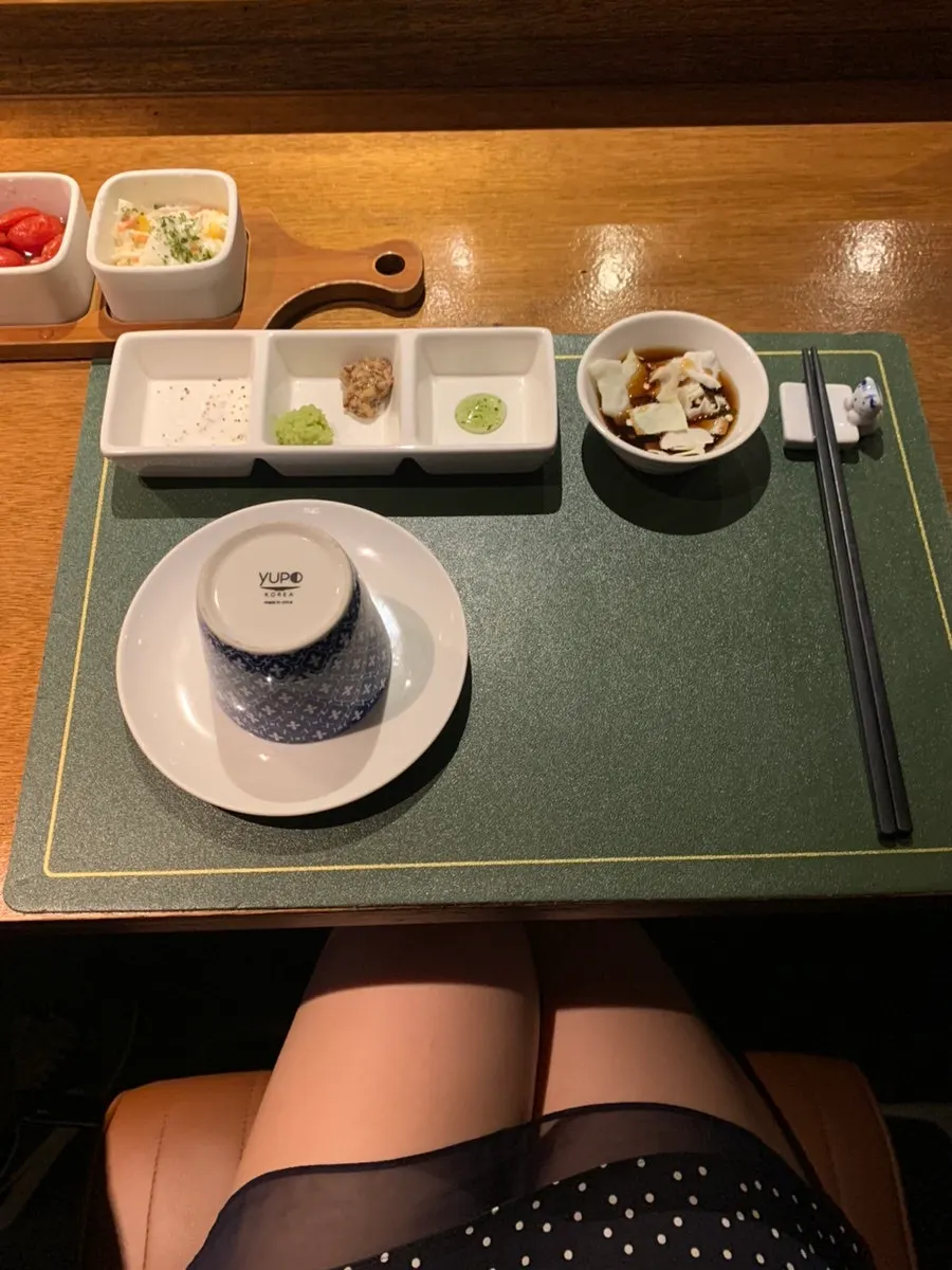 Individual sauces, pickled cabbage, and tableware set up per person