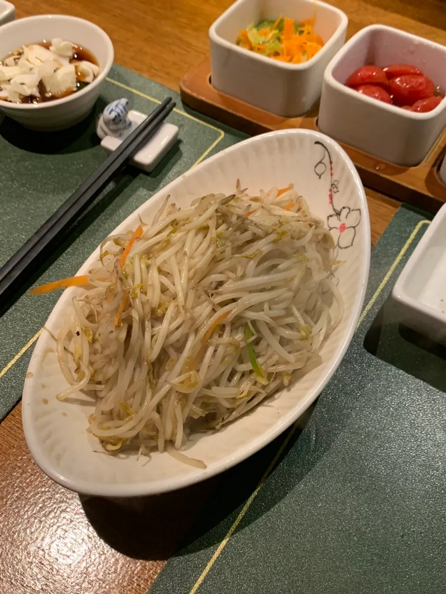 Smoky charcoal-grilled beansprouts