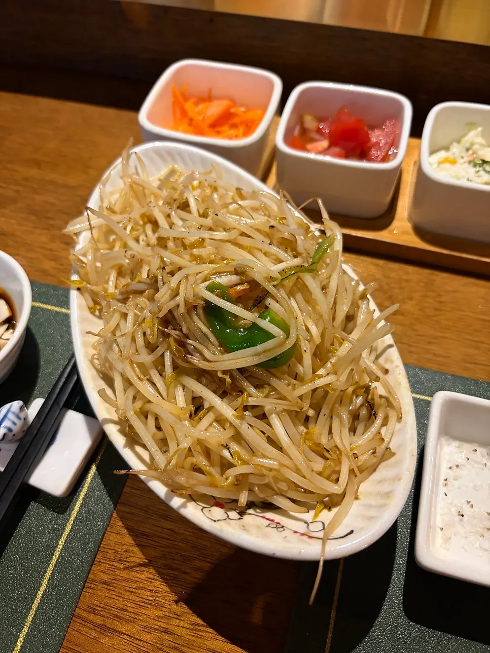 Stir-fried bean sprouts and side dishes