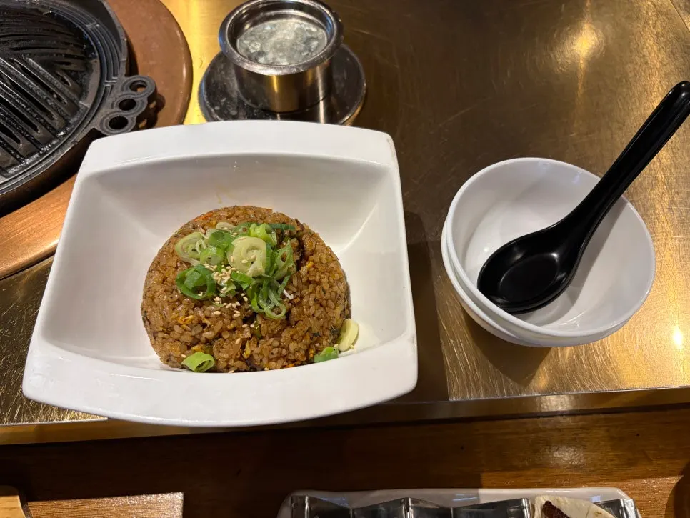 A bowl of fried rice with lamb aroma