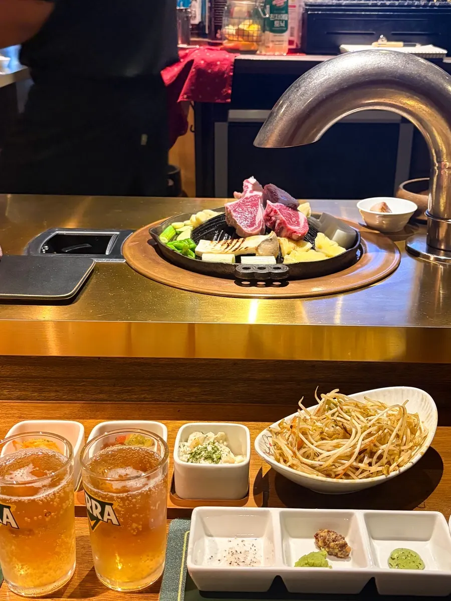화로에서 함께 구워지는 프렌치랙과 야채