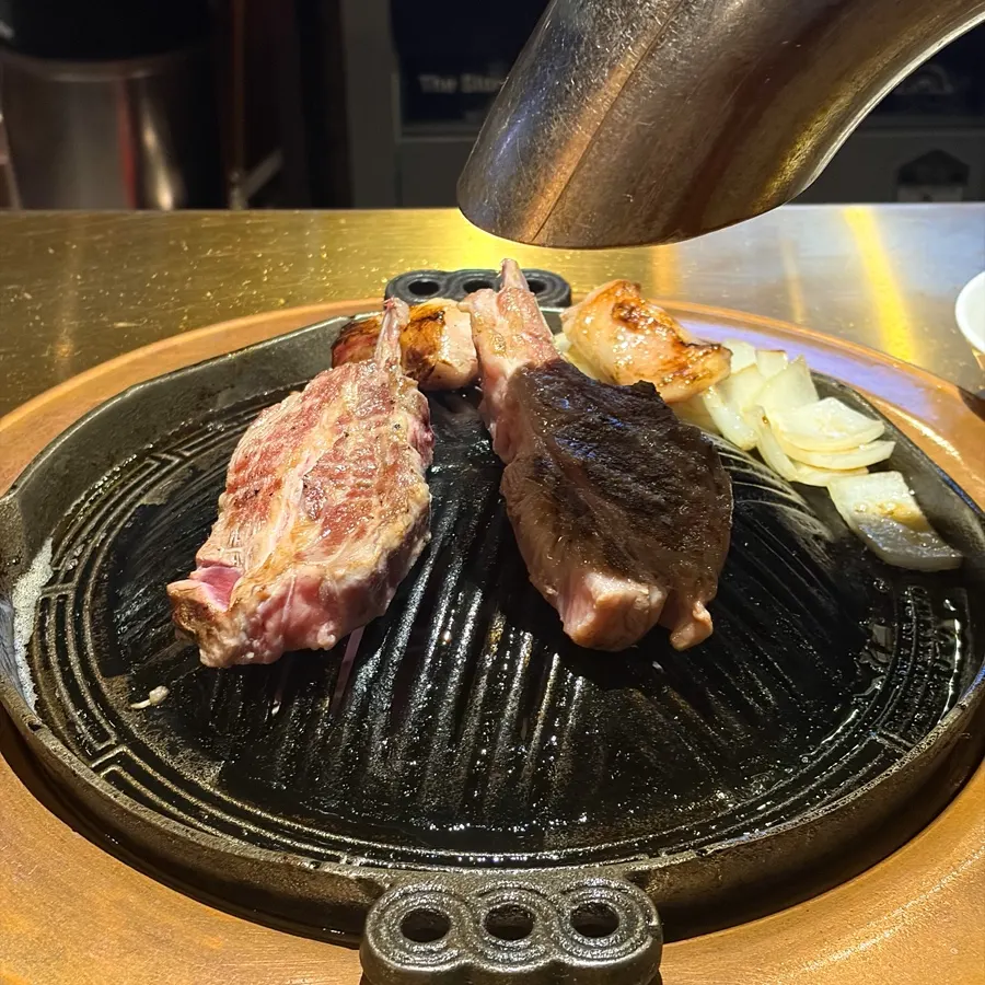 노릇하게 구워지는 양고기 프렌치랙