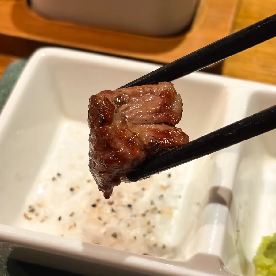 앞접시에 올려준 양고기 한 점