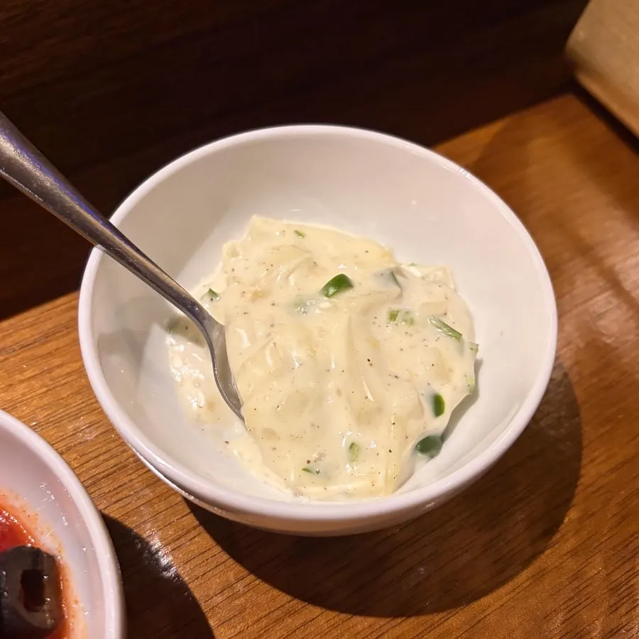 토마토 살사 소스와 사워크림 소스
