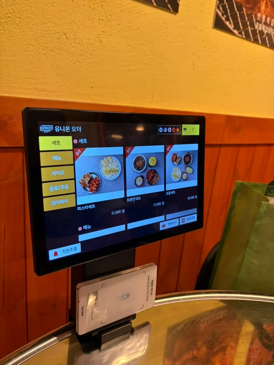 Table with tablet ordering setup