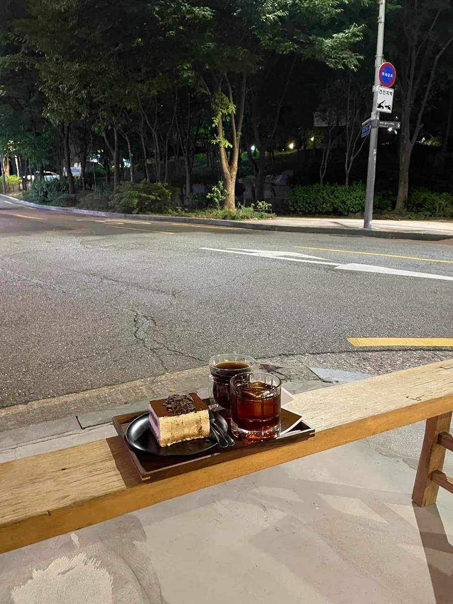 센트럴사이트 합정점 카페 내부 세로 사진