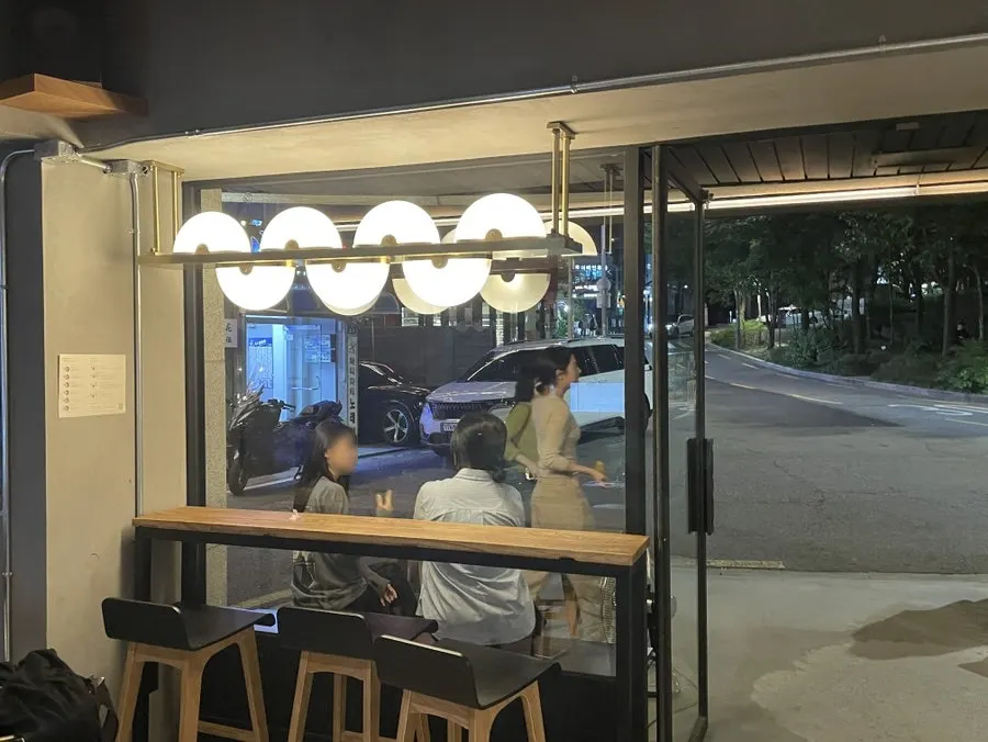은은한 알조명이 켜진 창가 좌석