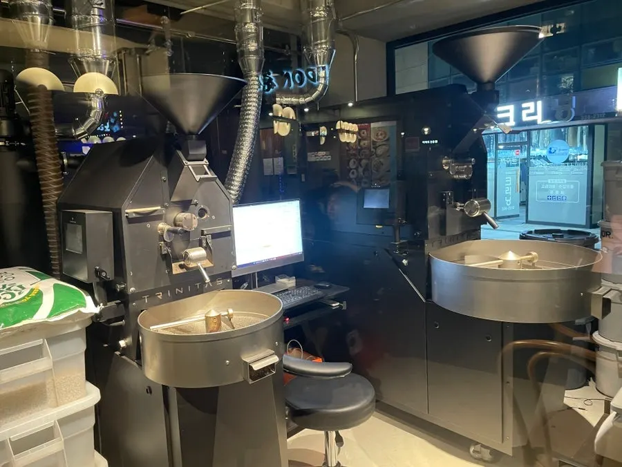 체계적으로 관리되는 원두 보관 모습