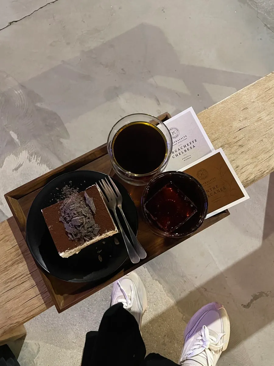 트레이에 담긴 필터 커피와 디저트