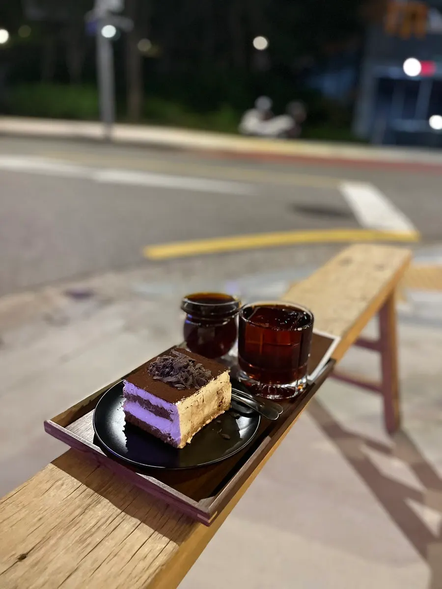 야외 벤치 위에 올린 커피 트레이