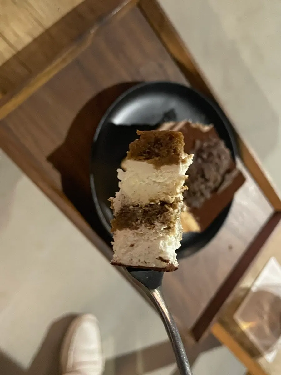 카카오 가루가 뿌려진 티라미수